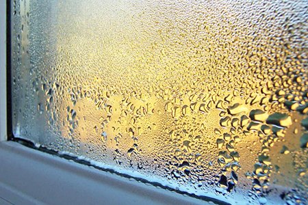 Dlaczego woda skrapla się na oknach?