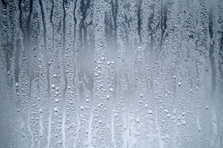 Wilgoć w pokoju - skąd się bierze, jak się jej pozbyć?