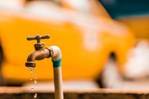 Pęknięta rura w ścianie – co robić i kto za to odpowiada?