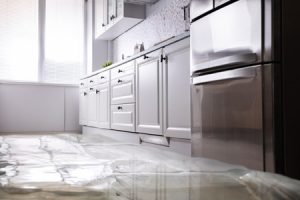 Zalanie mieszkania przez sąsiada - co robić w takiej sytuacji